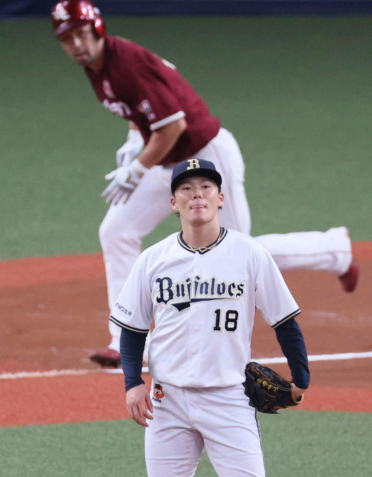 オリックス対楽天　6回表楽天1死、山本由伸（手前）は阿部に左二塁打を浴び舌を出す（撮影・上山淳一）