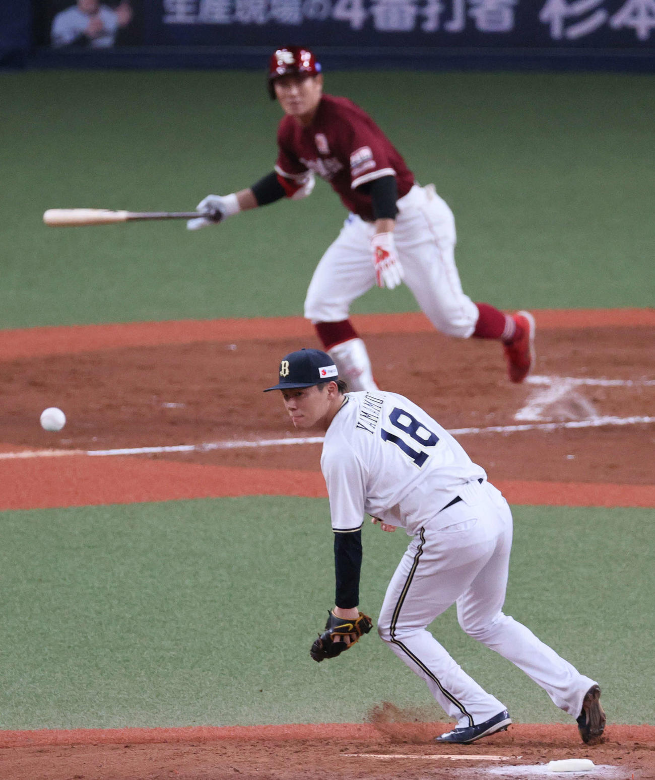 オリックス対楽天　3回表楽天2死一、二塁、山本（手前）は岡島に中前適時打を浴びて失点する（撮影・上山淳一）