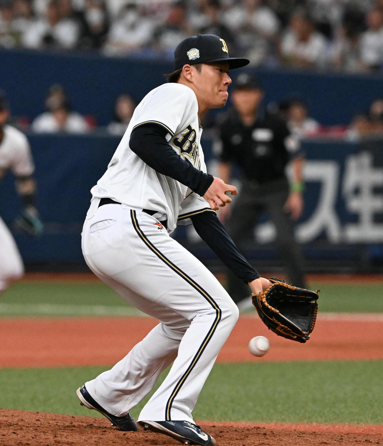 オリックス対楽天　3回表楽天2死一、二塁、岡島の中前適時打の打球にグラブを伸ばす山本（撮影・前岡正明）