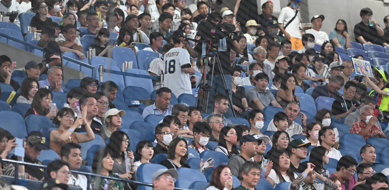オリックス対楽天　オリックス山本を視察するメジャー関係者（撮影・和賀正仁）