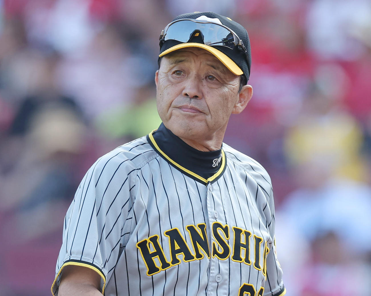 広島対阪神　6回、選手交代を告げベンチへ戻る阪神岡田監督（撮影・前田充）