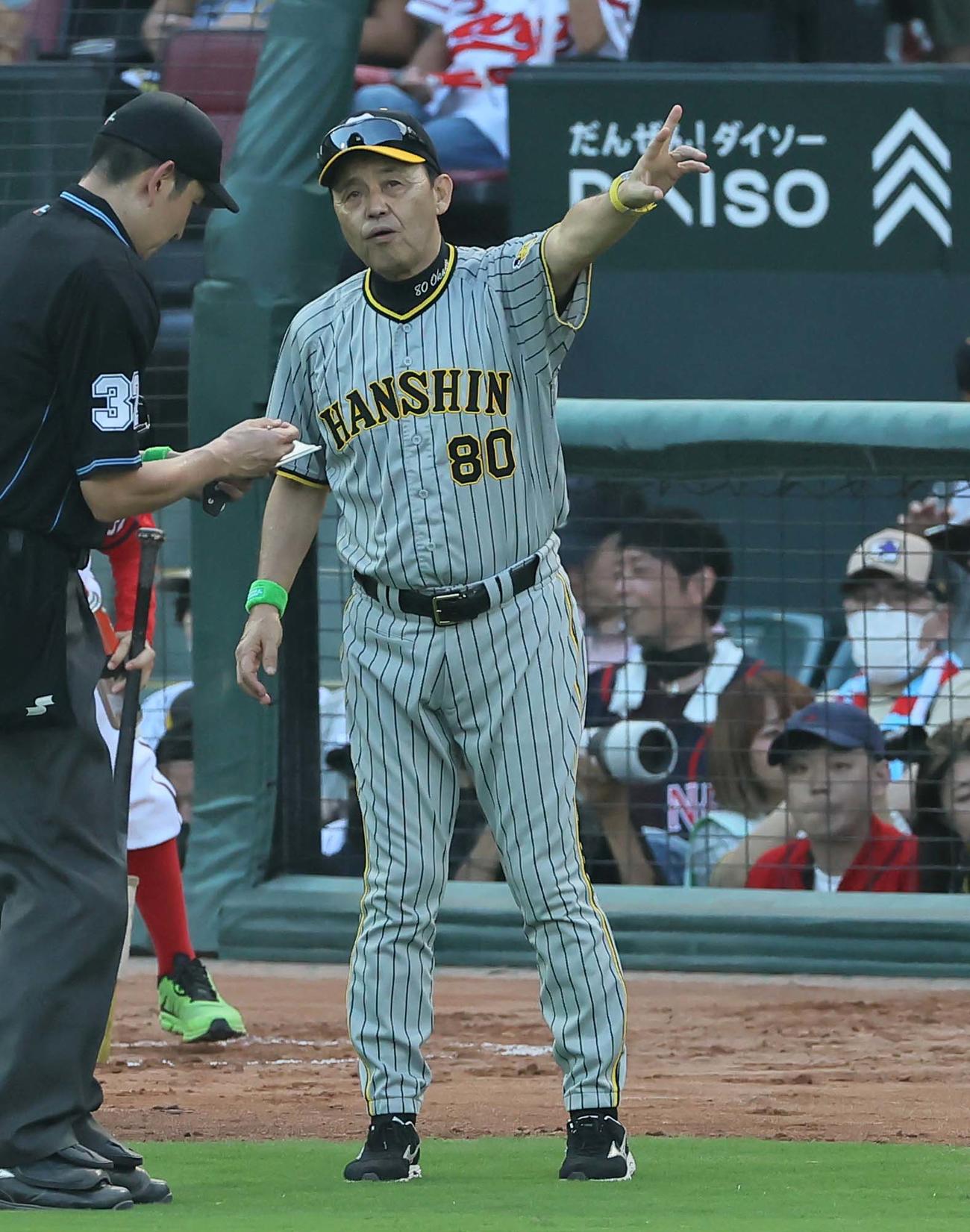 広島対阪神　選手交代を告げる岡田監督（撮影・上田博志）