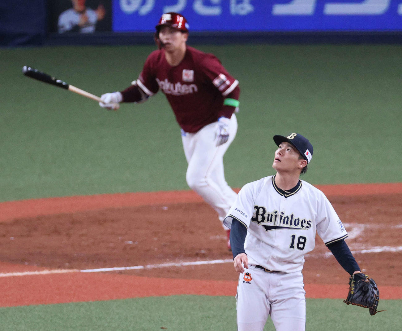 オリックス対楽天　5回表楽天無死、小郷（左）に右犠飛を浴びる山本（撮影・上山淳一）