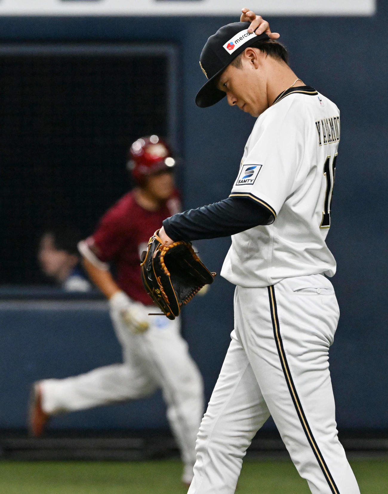 オリックス対楽天　5回表楽天無死三塁、小郷に右犠飛を浴びてがっくりする山本（撮影・前岡正明）