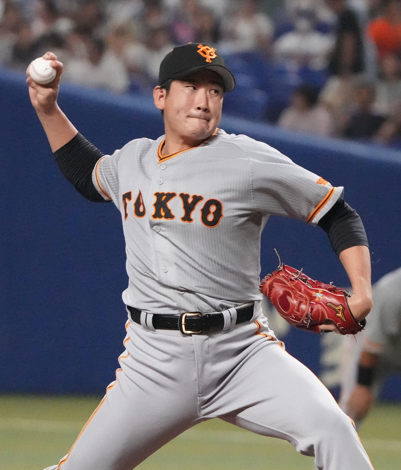 中日対巨人　1回裏、登板する巨人先発の菅野（撮影・森本幸一）