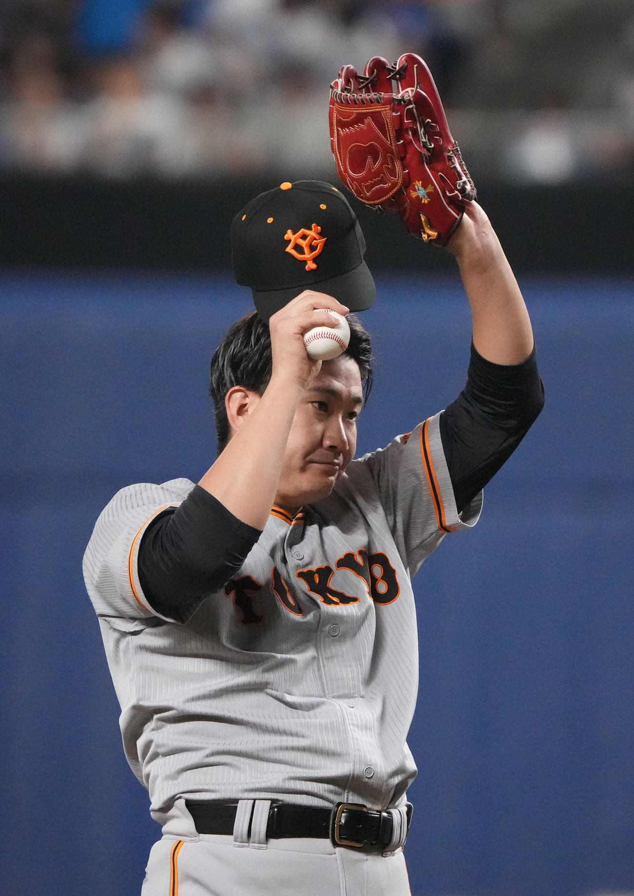 中日対巨人　5回裏、汗を拭く巨人先発の菅野（撮影・森本幸一）
