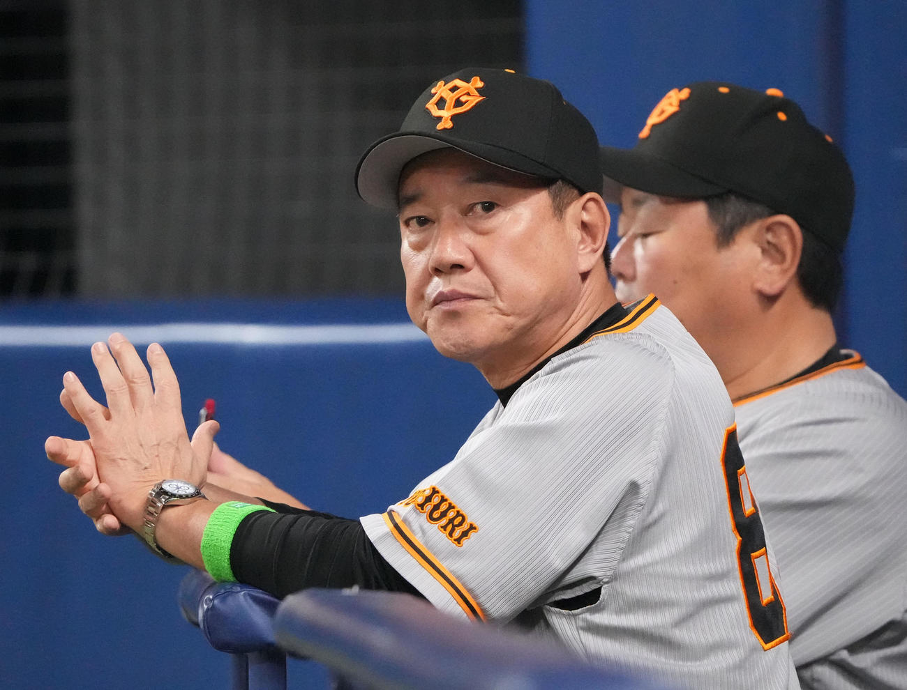 中日対巨人　7回表、ベンチから試合を見つめる原監督（撮影・森本幸一）