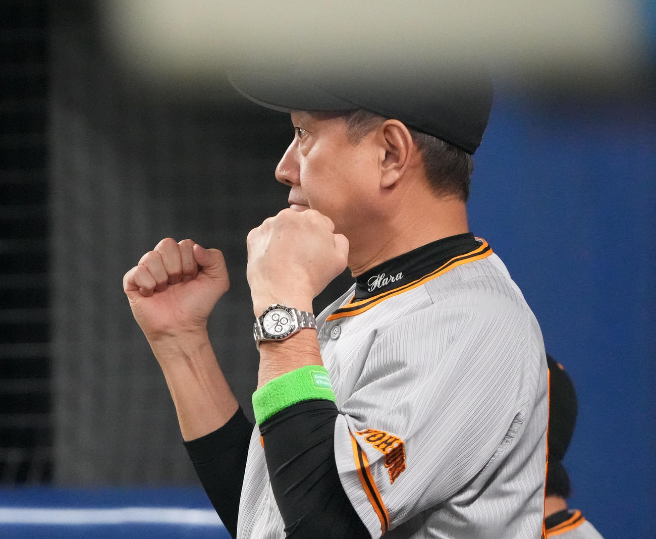 中日対巨人　7回表、代走を告げる原監督（撮影・森本幸一）
