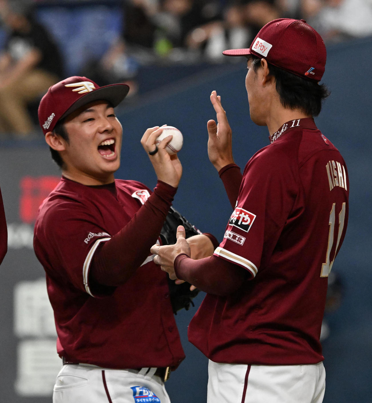 オリックス対楽天　松井（左）からウイニングボールを受け取る岸（撮影・前岡正明）