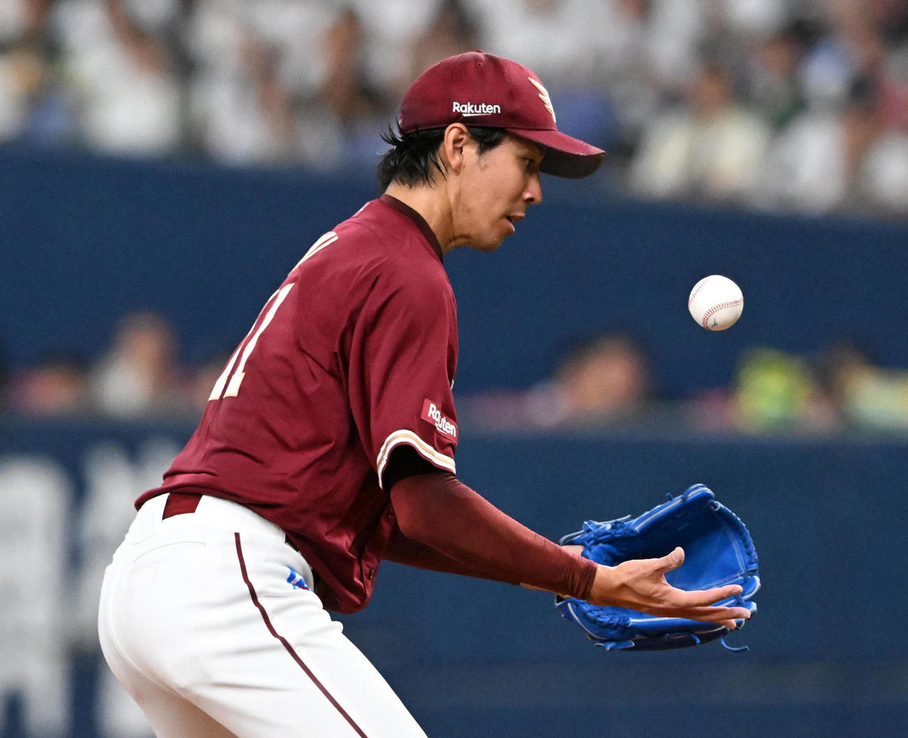 オリックス対楽天　4回裏オリックス1死一塁、宗を投ゴロに打ち取った岸（撮影・前岡正明）