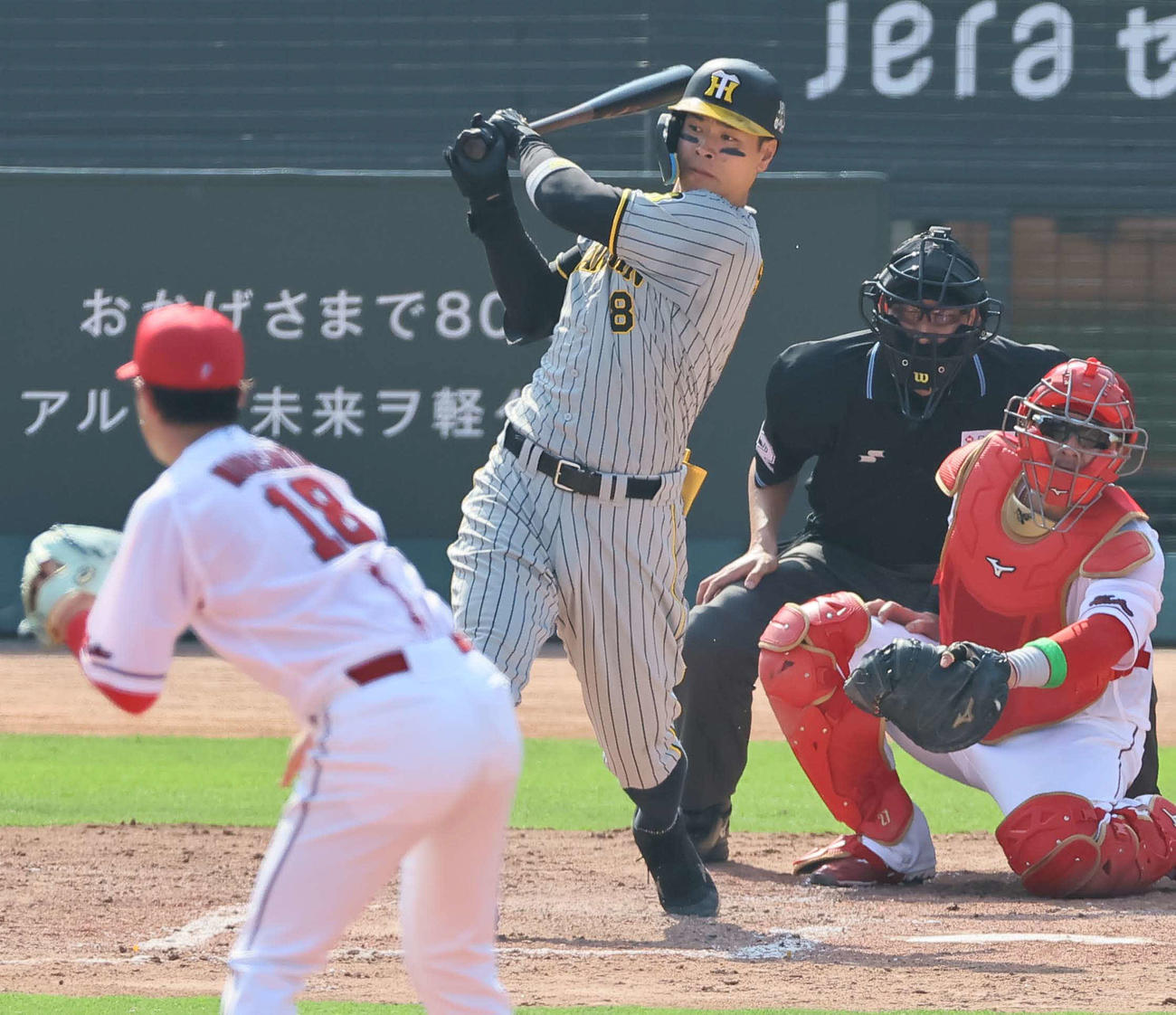 広島対阪神　3回表阪神1死一塁、佐藤輝は右翼線へ二塁打を放つ（撮影・上田博志）