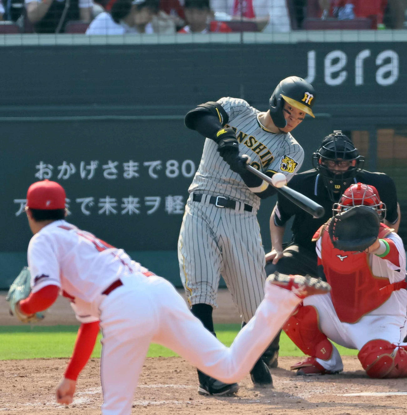 広島対阪神　5回表阪神1死一、二塁、佐藤輝は右前適時打を放つ（撮影・上田博志）