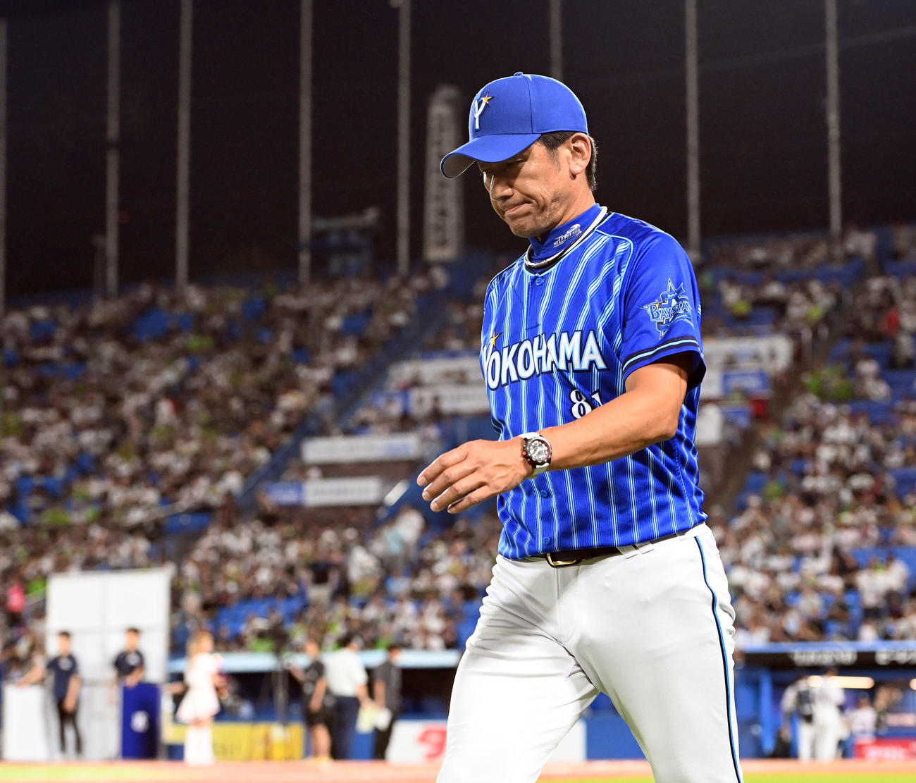 ヤクルト対DeNA　ヤクルトに敗れグラウンドをあとにするDeNA三浦監督（撮影・たえ見朱実）