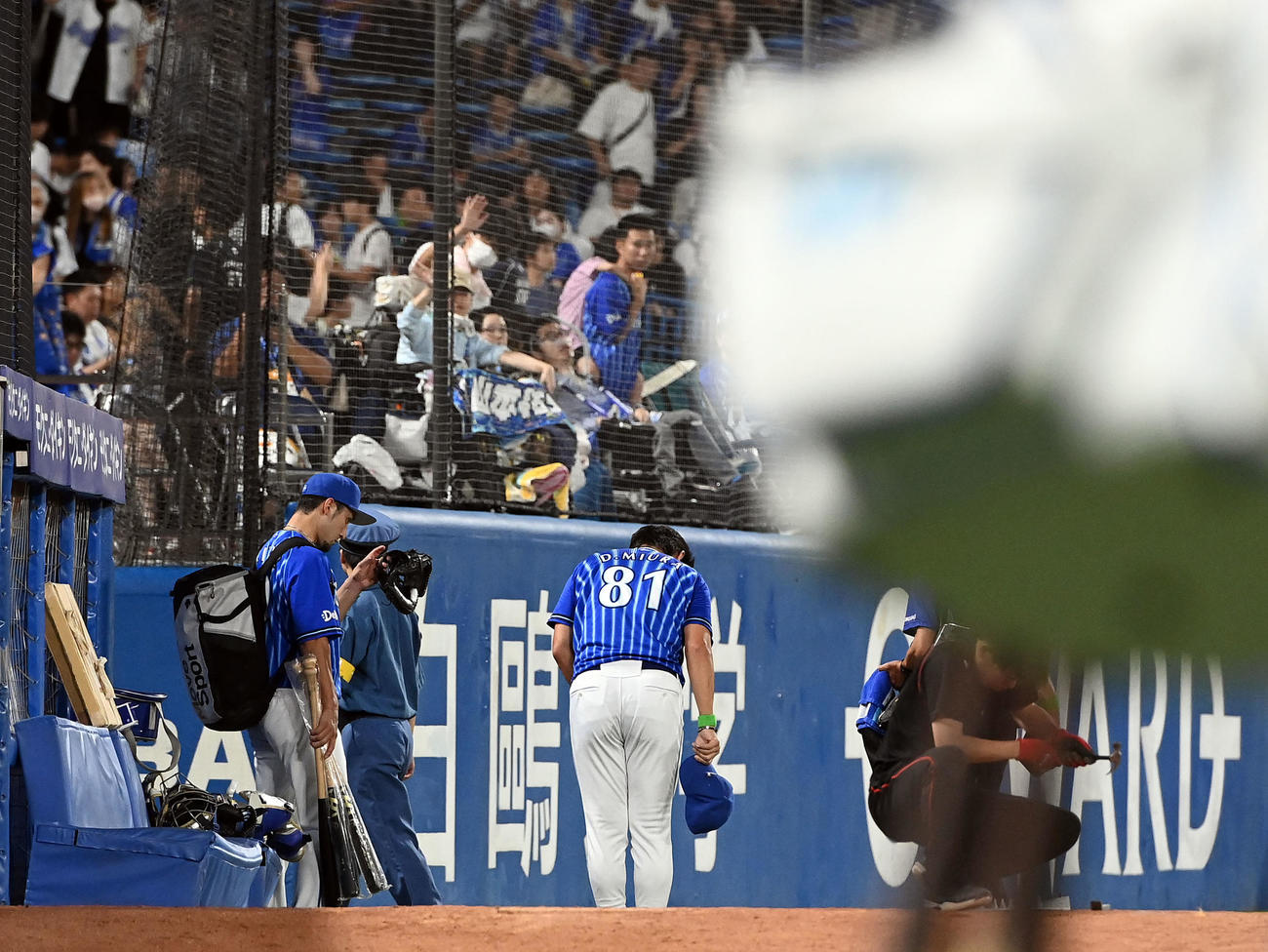 ヤクルト対DeNA　ヤクルトに敗れグラウンドをあとにするDeNA三浦監督（撮影・たえ見朱実）