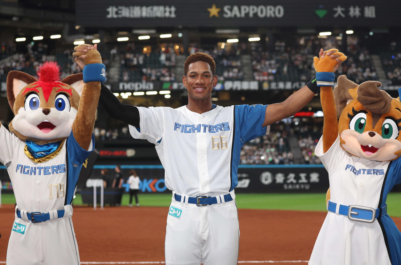日本ハム対ソフトバンク　試合後、笑顔の万波（撮影・黒川智章）