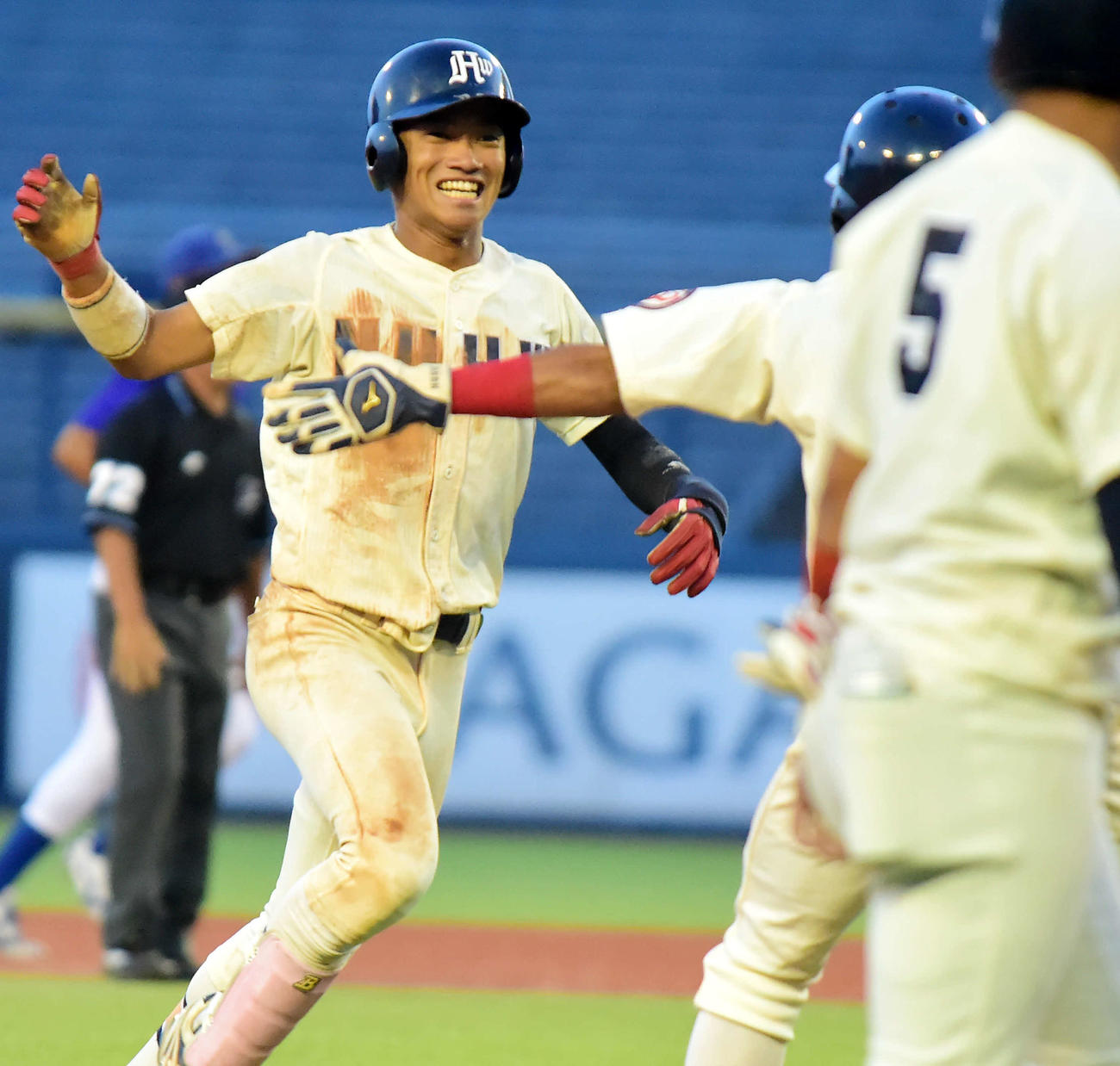 9回表、勝ち越し打を放ち、チームメートに祝福される新潟医療福祉大・西潟（左）