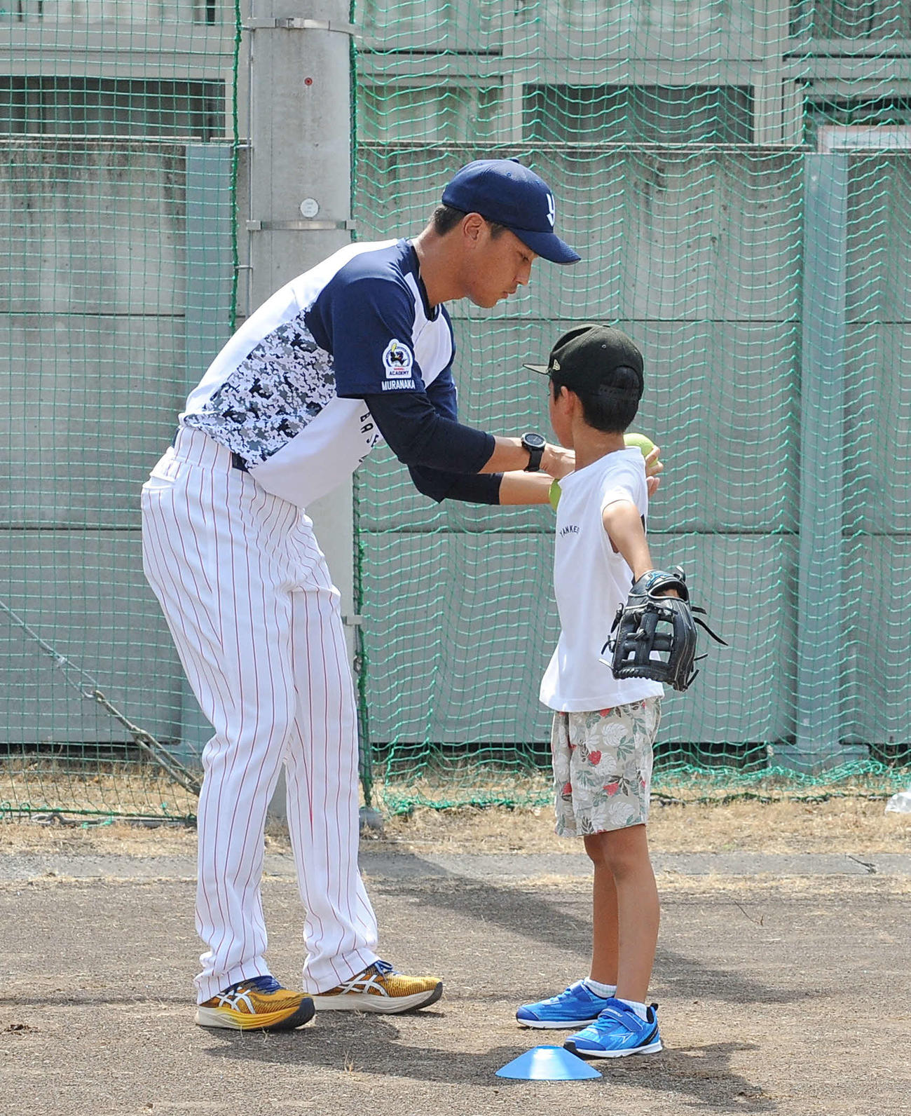 ボールの投げ方を指導する村中氏