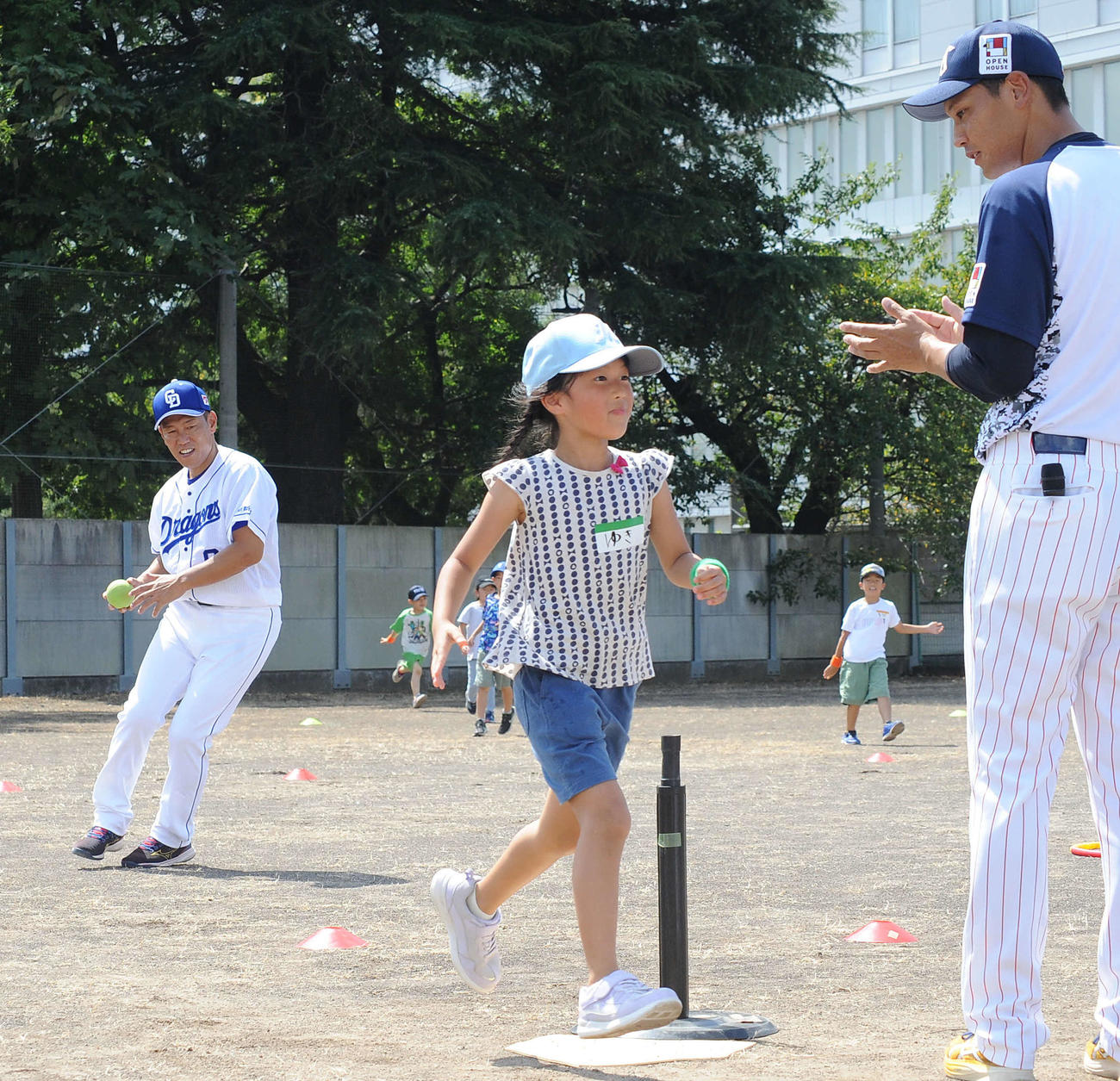 子どもらとミニゲームを楽しむ井端氏（左奥）と村中氏