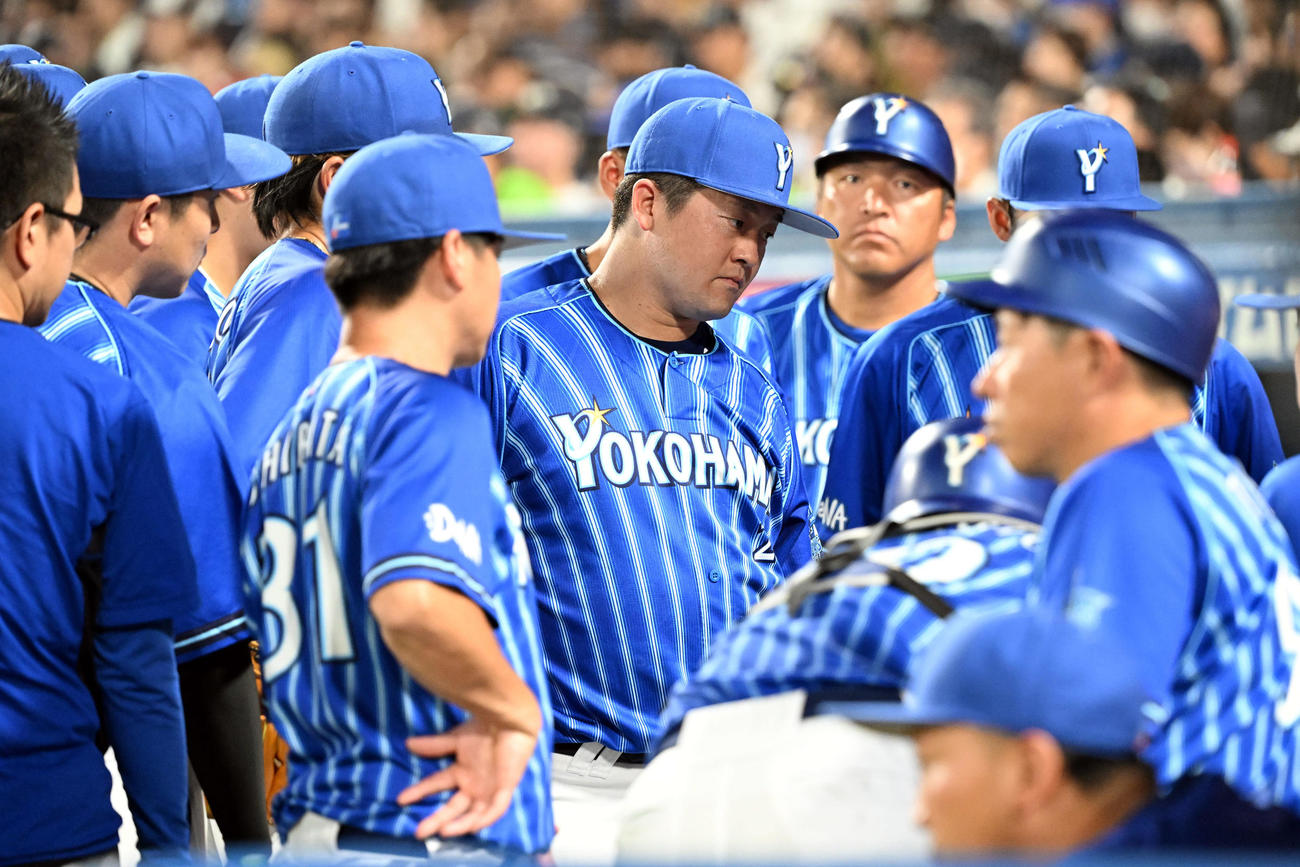 ヤクルト対DeNA 3回攻撃前、ベンチ前で円陣を組むDeNAナイン（撮影・たえ見朱実）