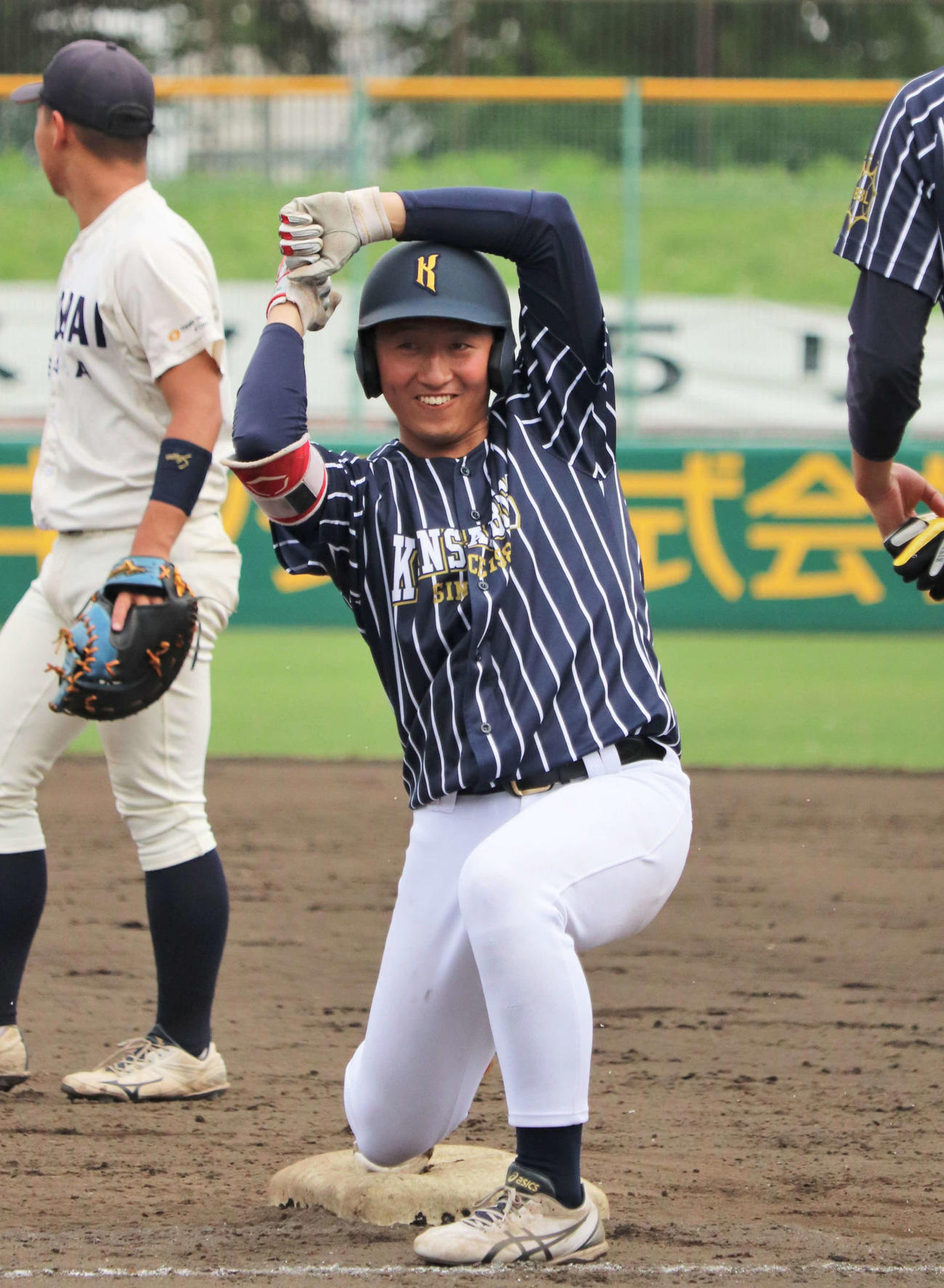 2023年6月25日、関西オールスター5リーグ対抗戦　ヒットを放ち塁上でパフォーマンスをする立命大・竹内翔汰