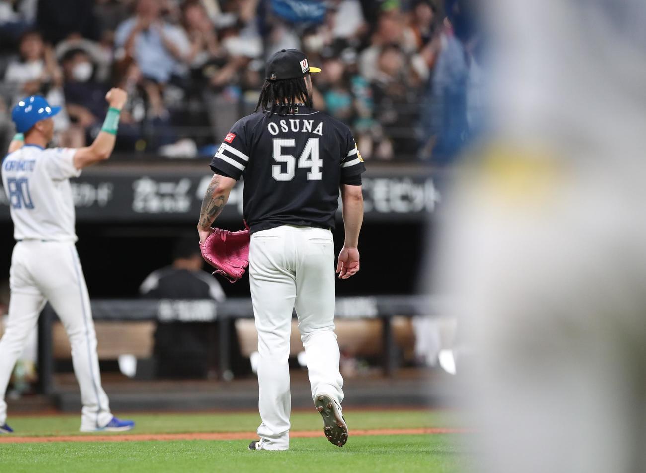 日本ハム対ソフトバンク　9回裏日本ハム1死一塁、万波に左越えサヨナラ2点本塁打を浴び引き揚げるオスナ（撮影・黒川智章）