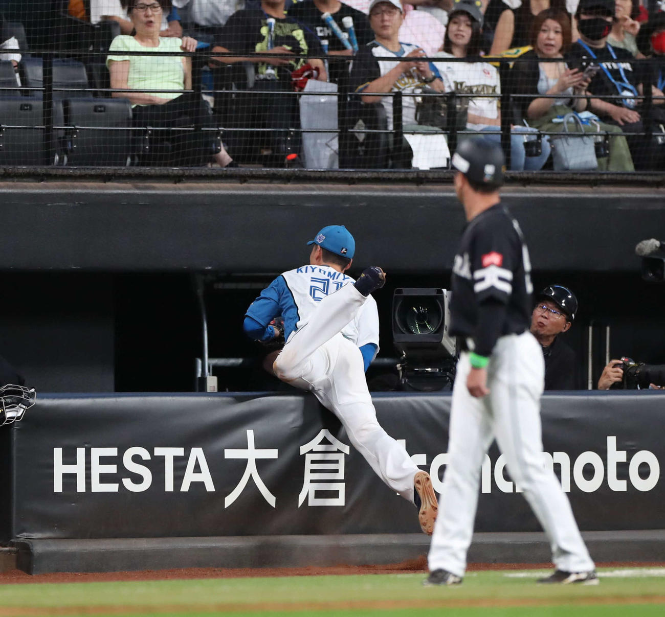日本ハム対ソフトバンク　9回表ソフトバンク1死、近藤の邪飛を三塁カメラマン席に飛び込みながら捕球する清宮（撮影・黒川智章）