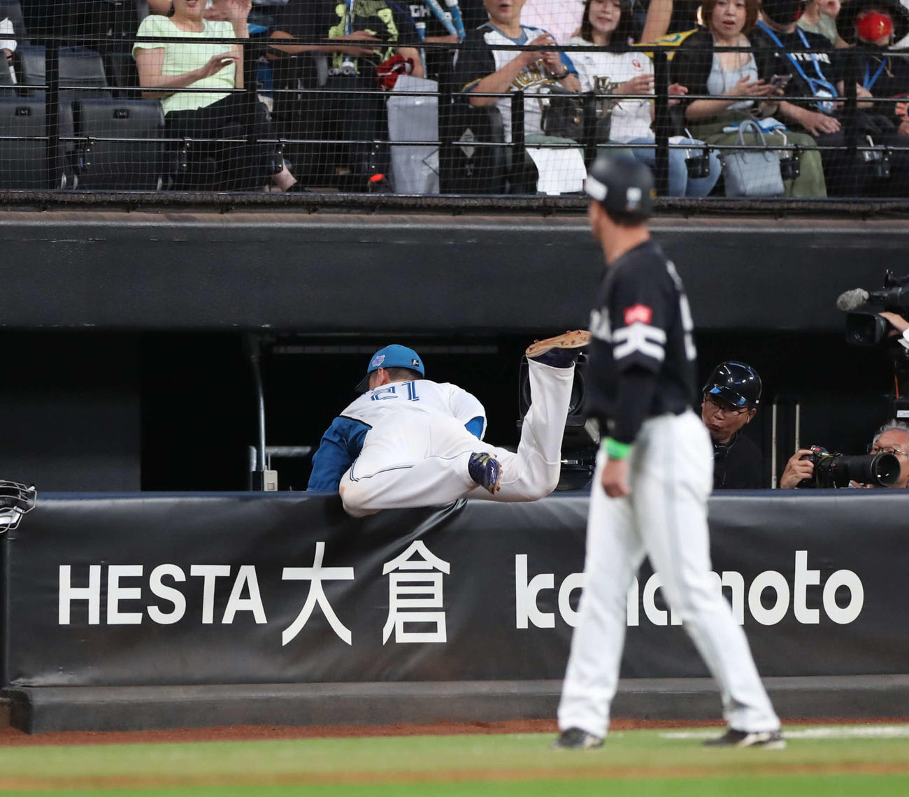 日本ハム対ソフトバンク　9回表ソフトバンク1死、近藤の邪飛を三塁カメラマン席に飛び込みながら捕球する清宮（撮影・黒川智章）
