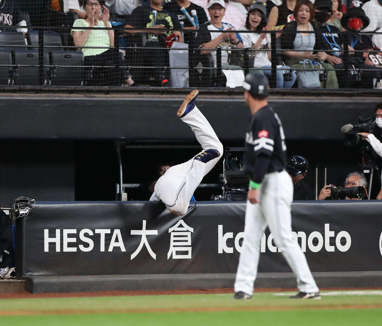 日本ハム対ソフトバンク　9回表ソフトバンク1死、近藤の邪飛を三塁カメラマン席に飛び込みながら捕球する清宮（撮影・黒川智章）