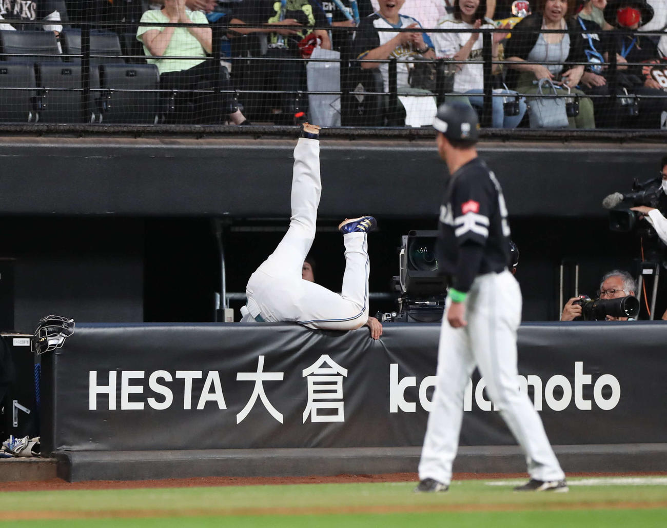日本ハム対ソフトバンク　9回表ソフトバンク1死、近藤の邪飛を三塁カメラマン席に飛び込みながら捕球する清宮（撮影・黒川智章）