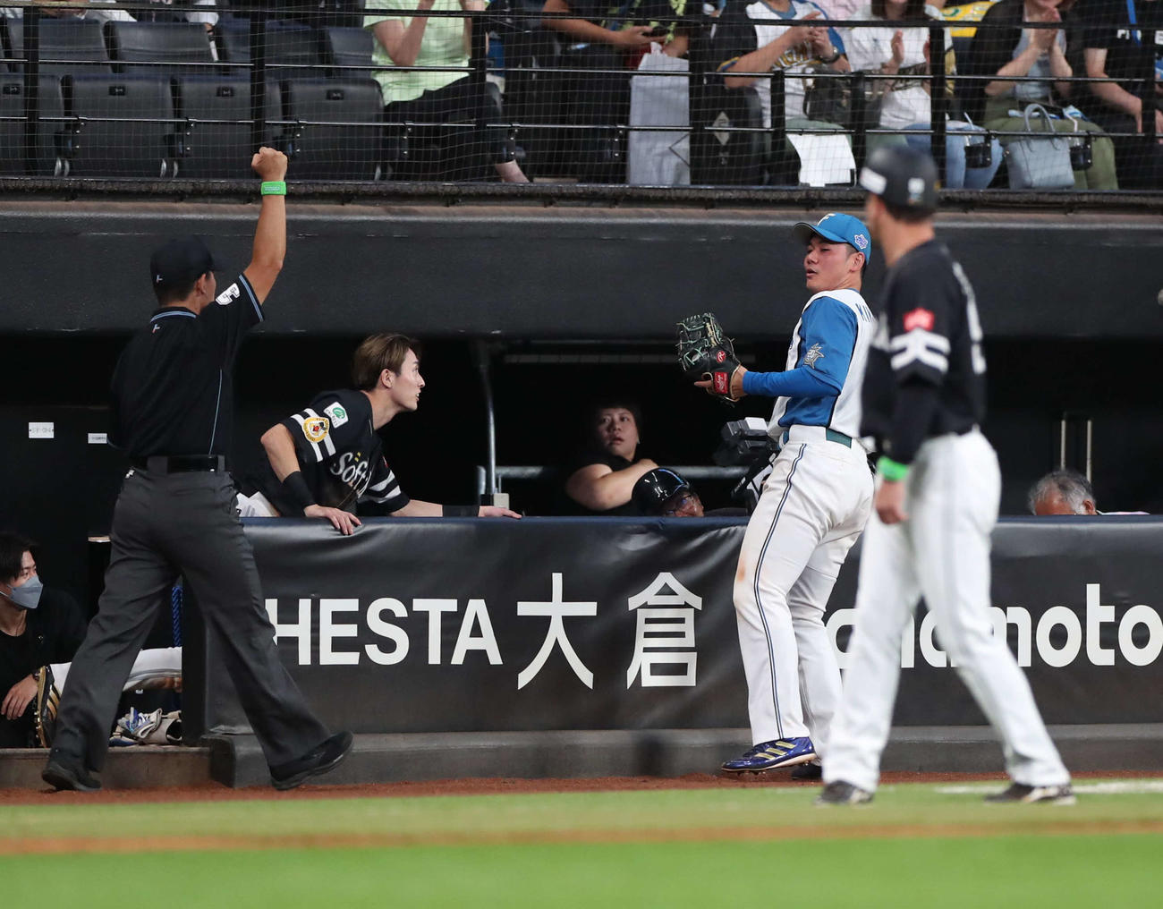 日本ハム対ソフトバンク　9回表ソフトバンク1死、近藤の邪飛を三塁カメラマン席に飛び込みながら捕球する清宮（撮影・黒川智章）