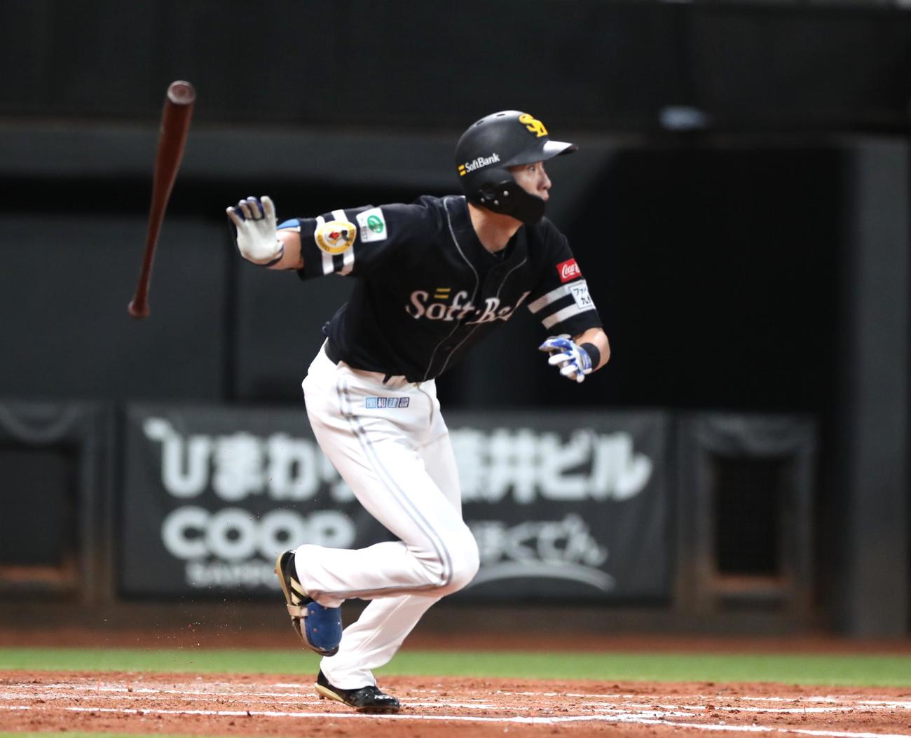 日本ハム対ソフトバンク　3回表ソフトバンク2死一塁、右前打を放つ周東（撮影・黒川智章）