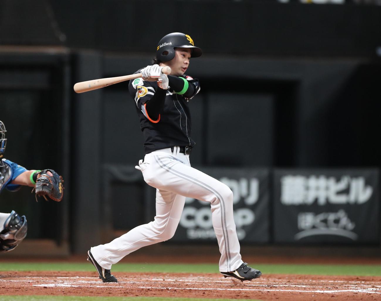 日本ハム対ソフトバンク　3回表ソフトバンク2死、一前内野安打を放つ川瀬（撮影・黒川智章）