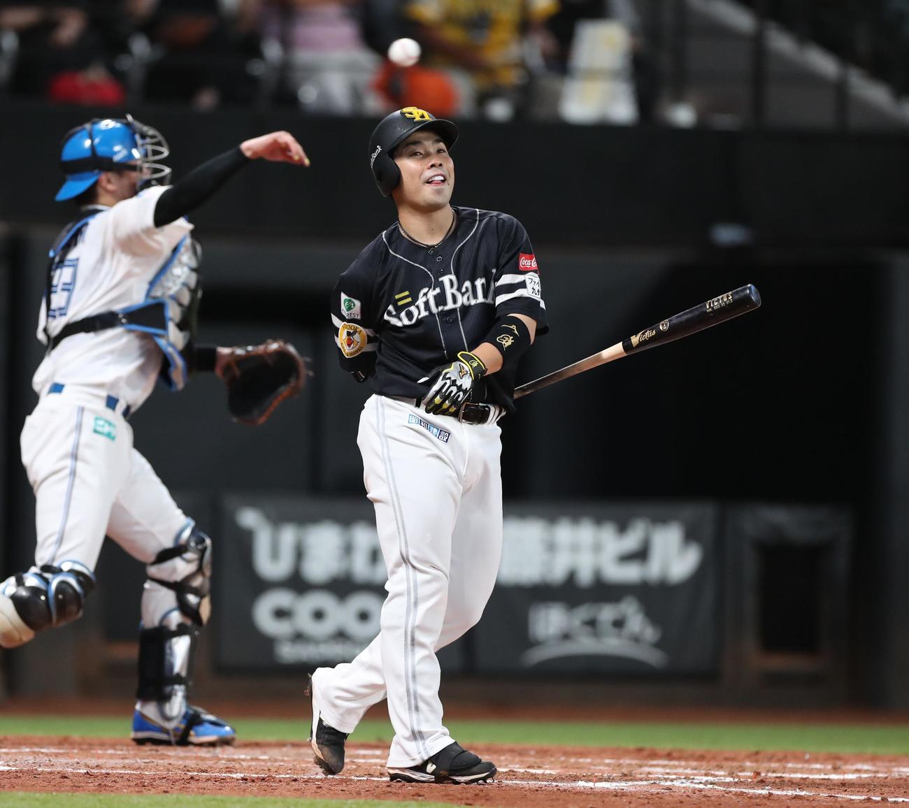 日本ハム対ソフトバンク　4回表ソフトバンク1死、三振に終わる近藤（撮影・黒川智章）