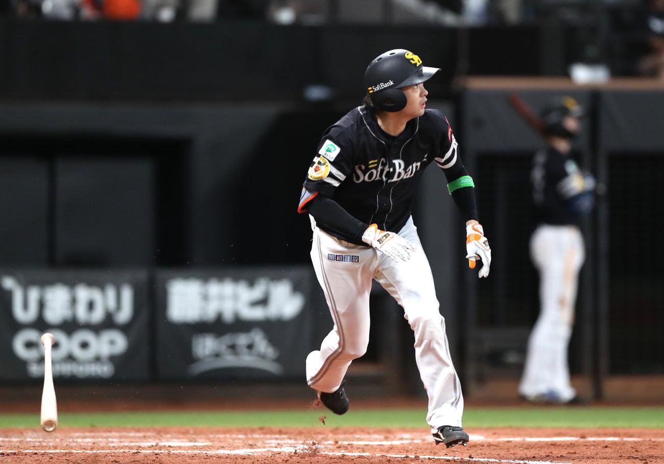 日本ハム対ソフトバンク　5回表ソフトバンク2死二塁、左中間に適時二塁打を放つ川瀬（撮影・黒川智章）
