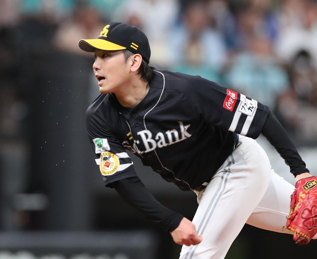 日本ハム対ソフトバンク　汗を飛ばし力投するソフトバンク先発の石川（撮影・黒川智章）