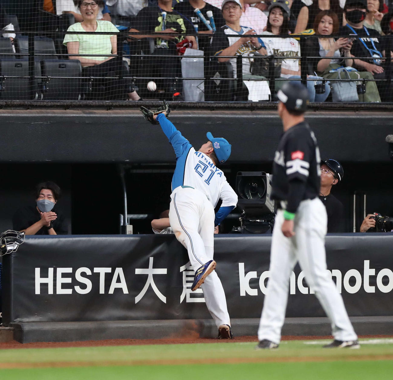 日本ハム対ソフトバンク　9回表ソフトバンク1死、近藤の邪飛を三塁カメラマン席に飛び込みながら捕球する清宮（撮影・黒川智章）