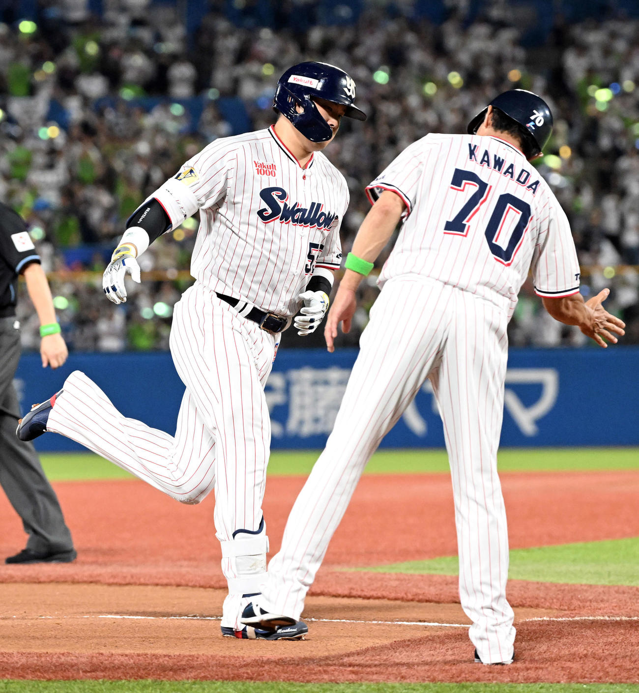 ヤクルト対DeNA 4回裏ヤクルト1死、左越えに30号ソロ本塁打を放った村上（撮影・たえ見朱実）