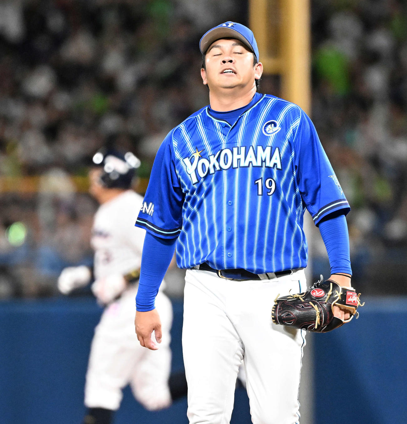 ヤクルト対DeNA 6回裏ヤクルト2死、ホセ・オスナにソロ本塁打を浴びる山崎（撮影・たえ見朱実）