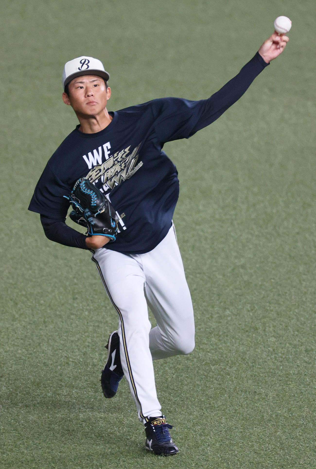 オリックス対楽天　試合前の練習でキャッチボールするオリックス曽谷（撮影・上山淳一）