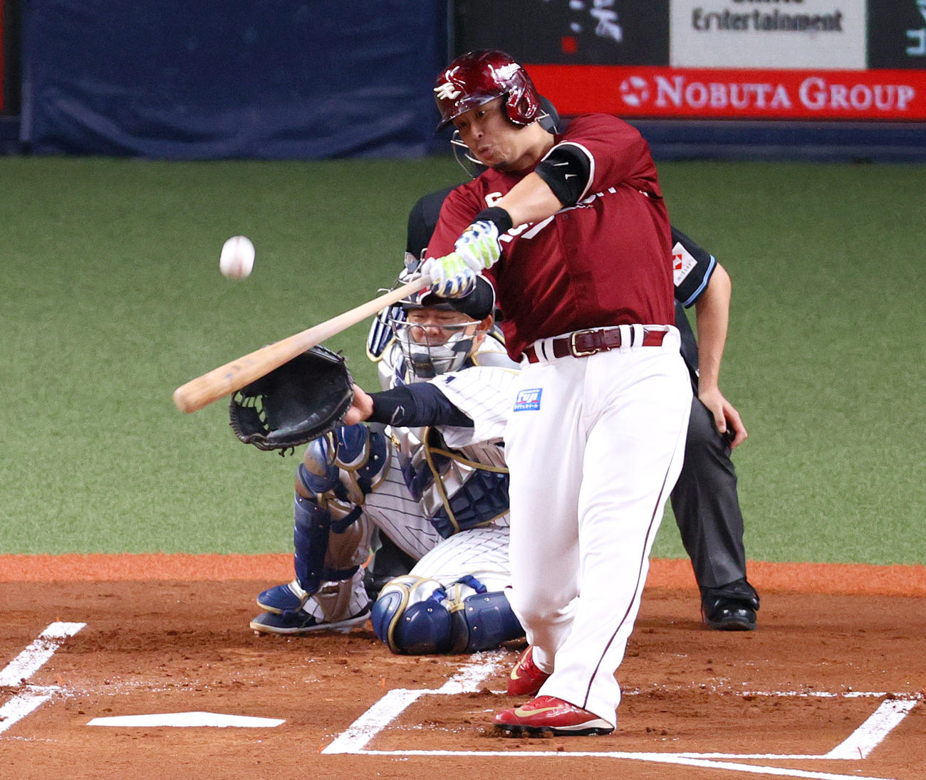 オリックス対楽天　1回表楽天2死一塁、浅村は先制の左越え2点本塁打を放つ（撮影・上山淳一）