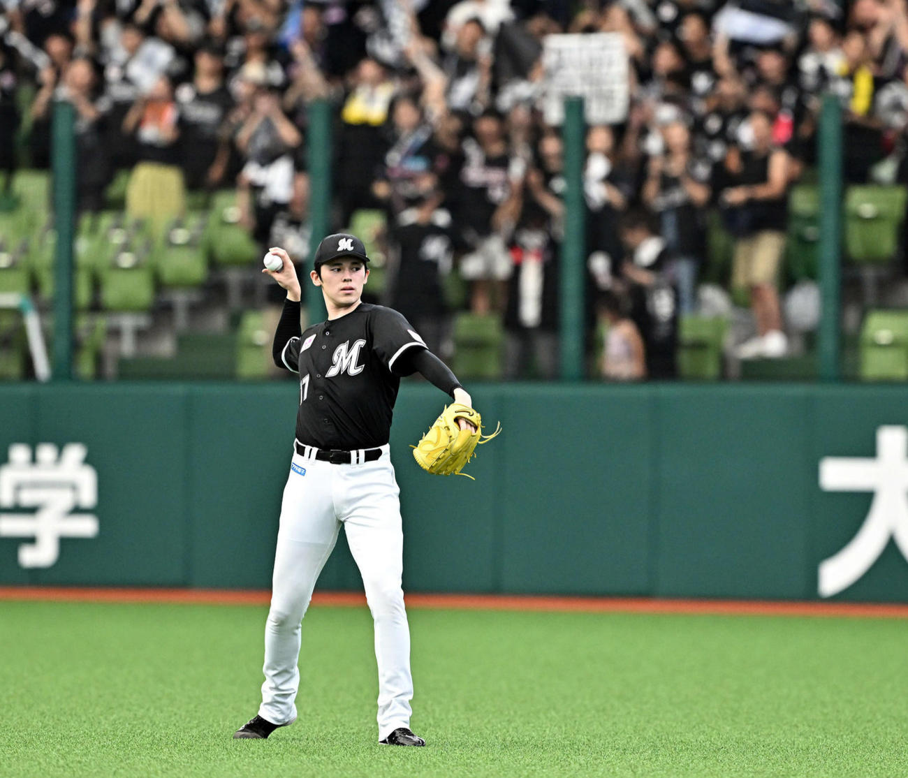 西武対ロッテ　試合の準備をするロッテ佐々木朗（撮影・滝沢徹郎）