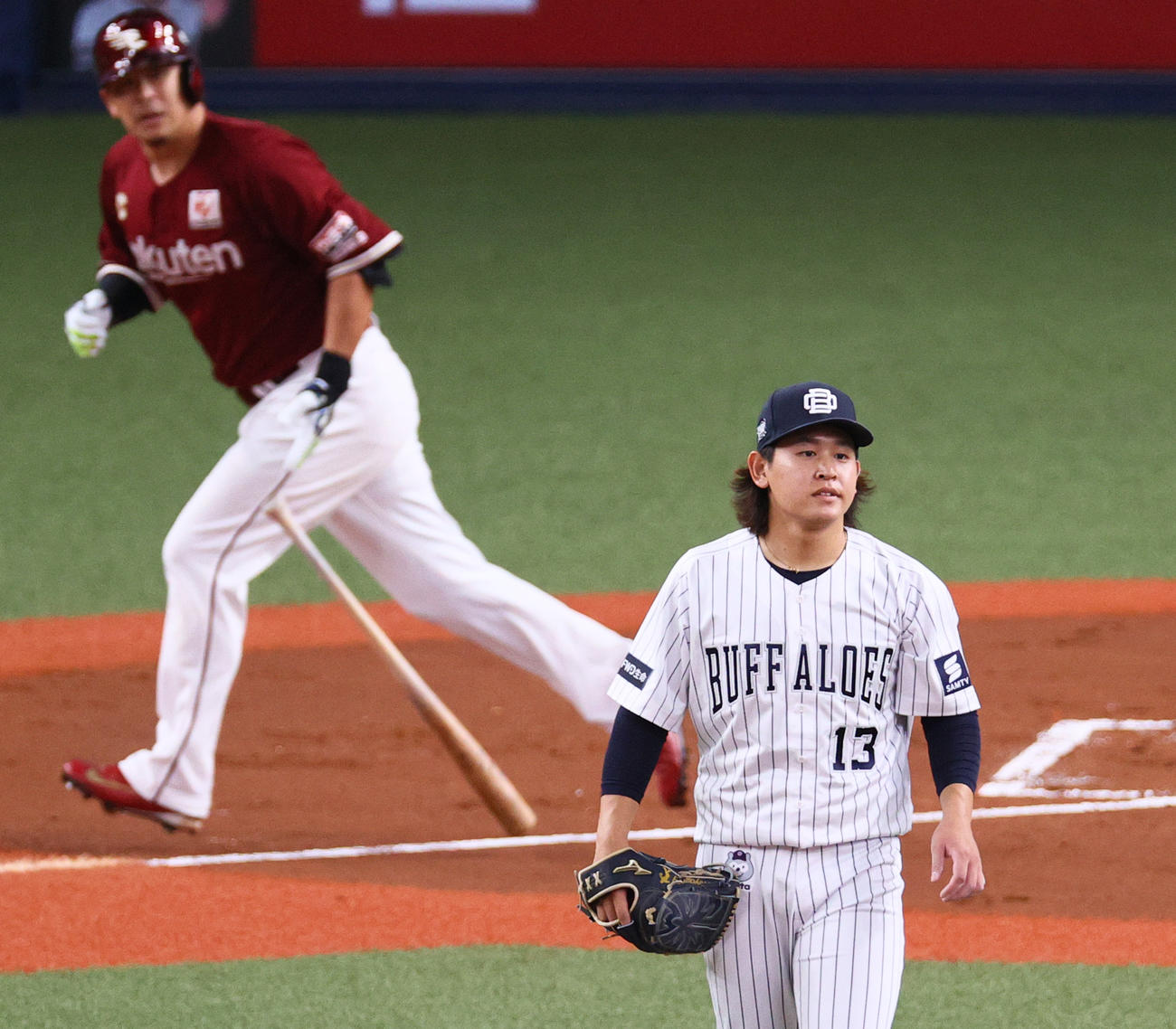 オリックス対楽天　1回表楽天2死一塁、宮城（手前）は浅村に先制の左越え2点本塁打を被弾する（撮影・上山淳一）