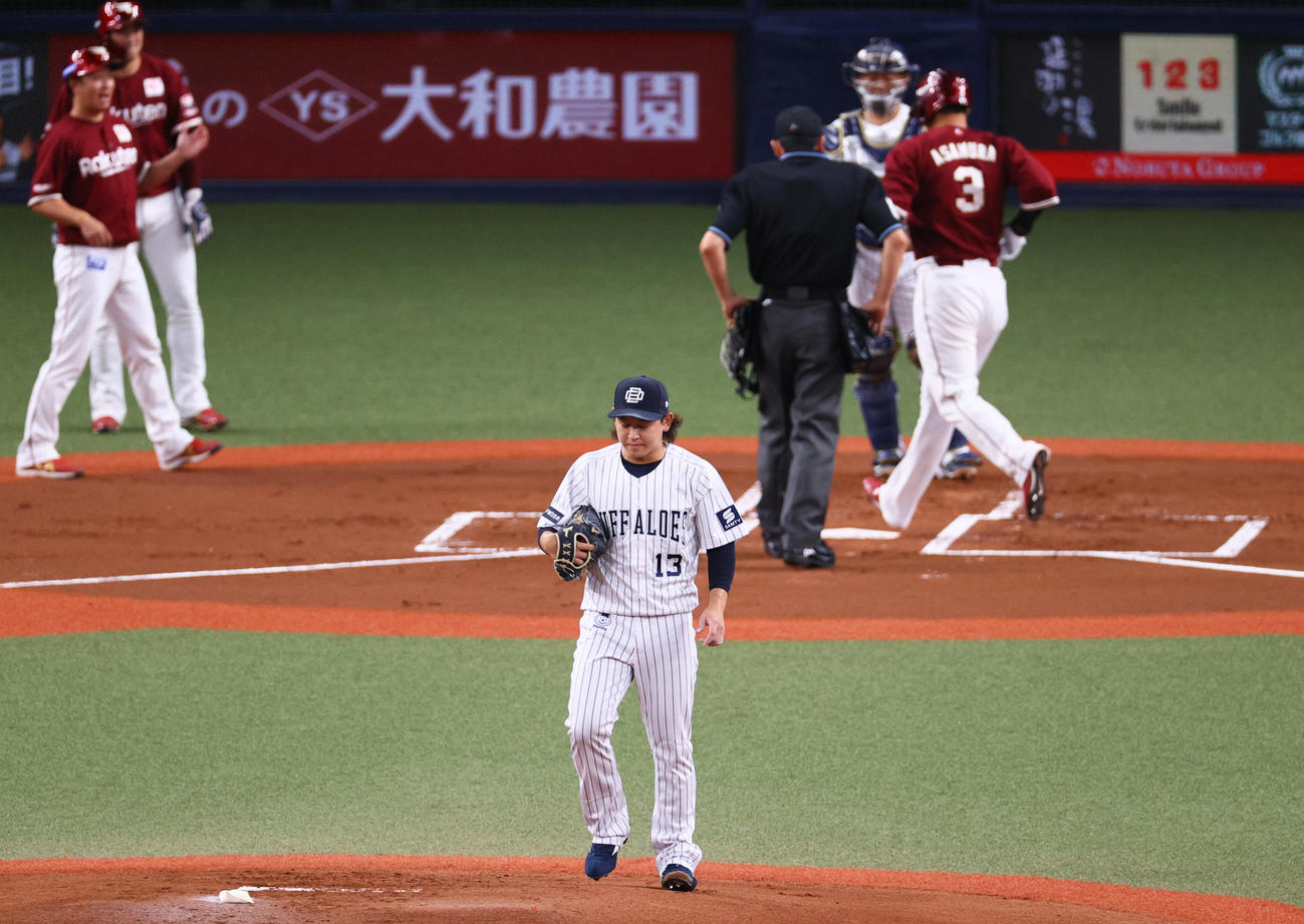 オリックス対楽天　1回表楽天2死一塁、宮城（手前）は浅村に先制の左越え2点本塁打を被弾する（撮影・上山淳一）