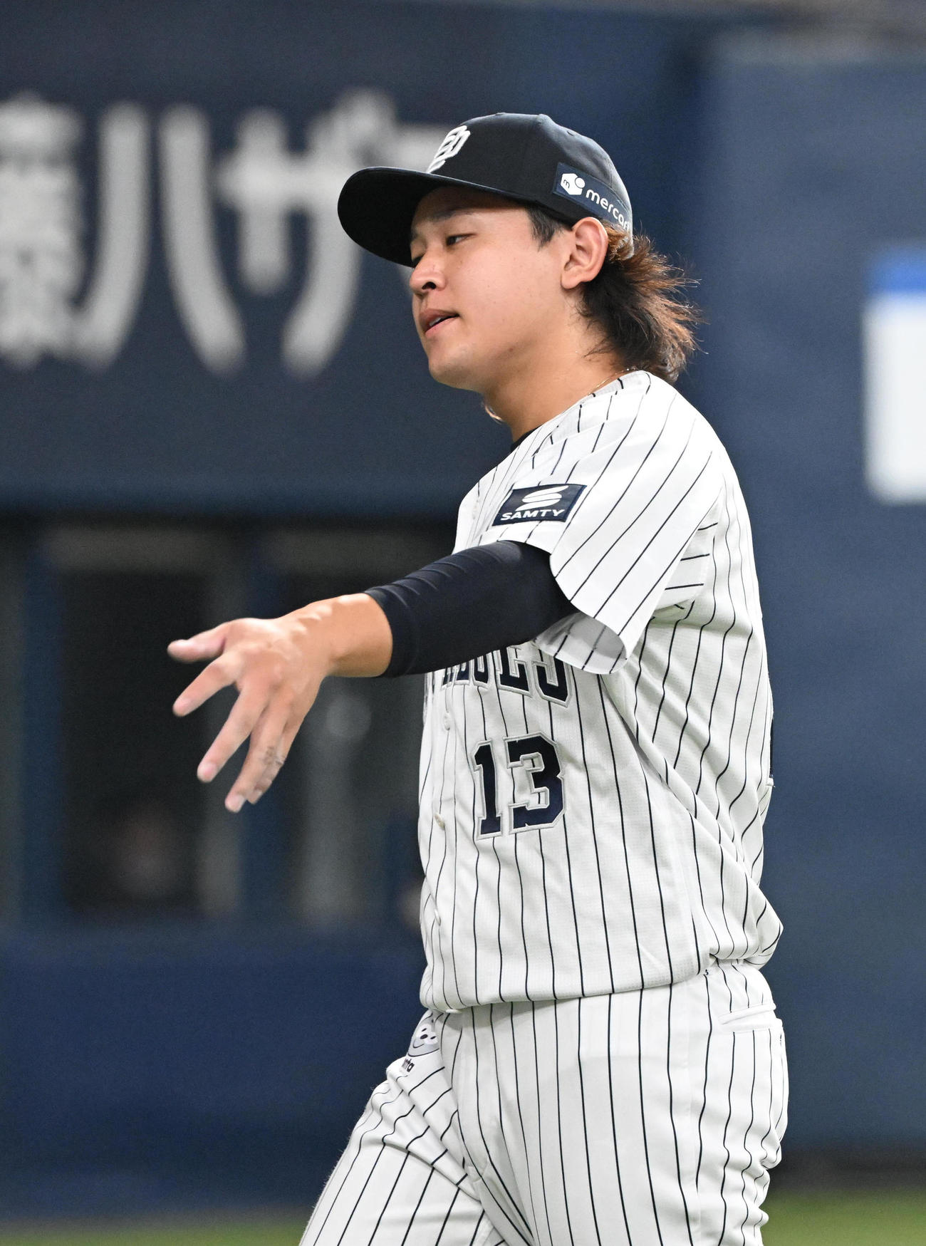 オリックス対楽天　初回、浅村に先制2点本塁打を浴びベンチに戻る宮城（撮影・和賀正仁）
