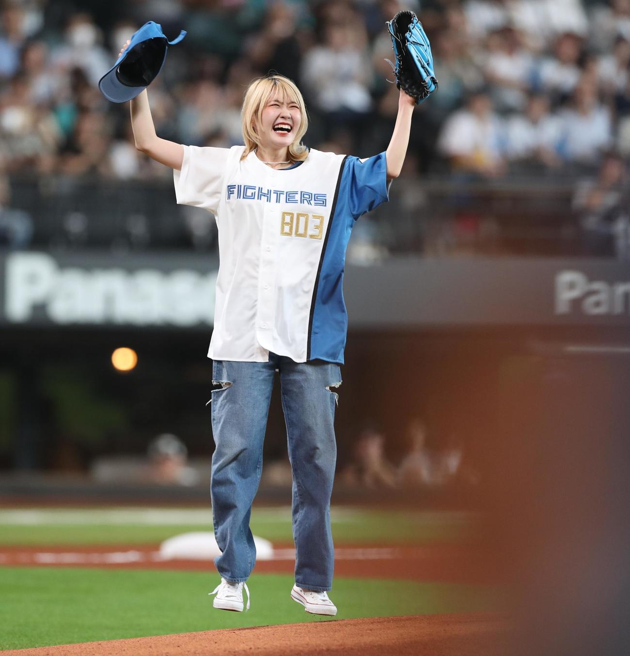 日本ハム対ソフトバンク　ファーストピッチセレモニーで投球するハラミちゃん（撮影・黒川智章）