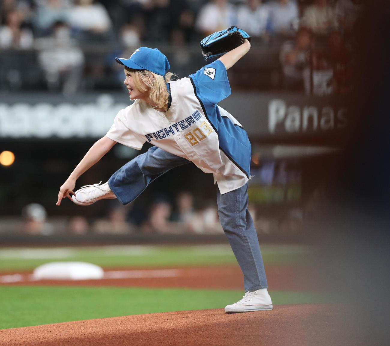 日本ハム対ソフトバンク　ファーストピッチセレモニーで投球するハラミちゃん（撮影・黒川智章）