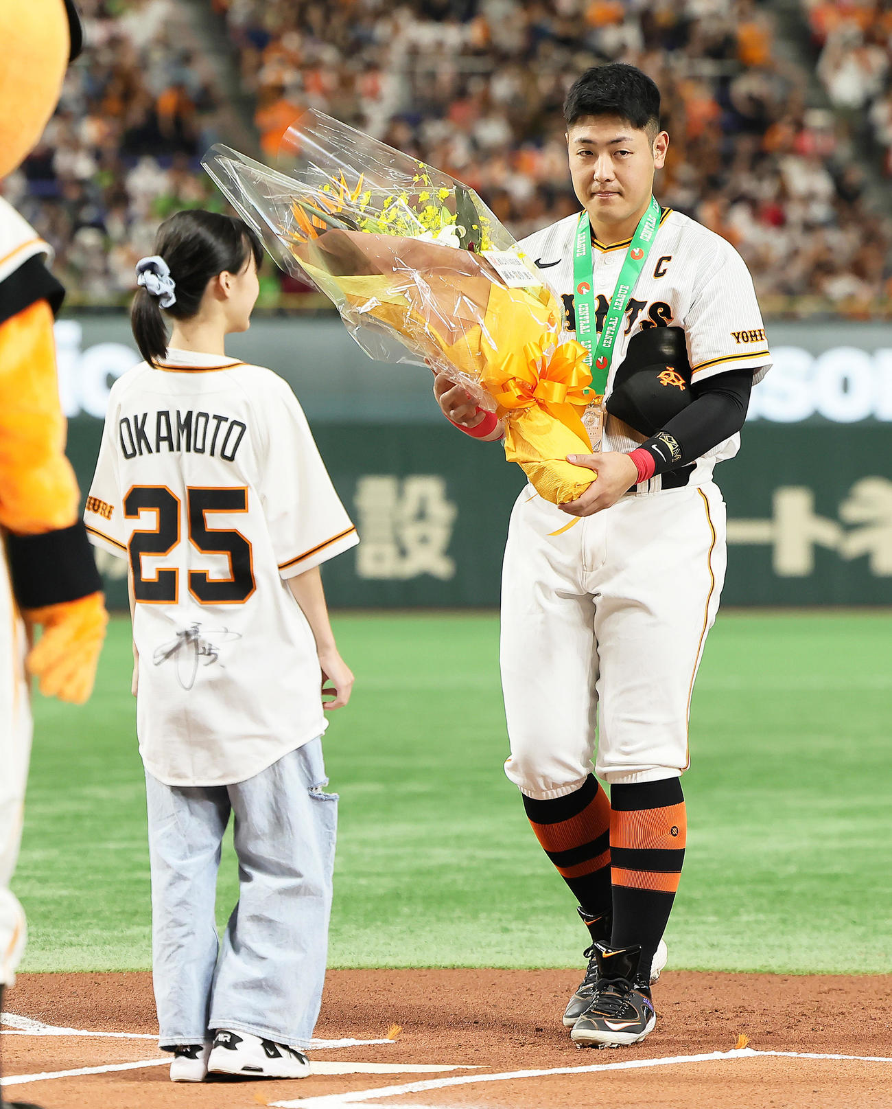 試合前、通算200本塁打の連盟表彰を受けた巨人岡本和（撮影・足立雅史）