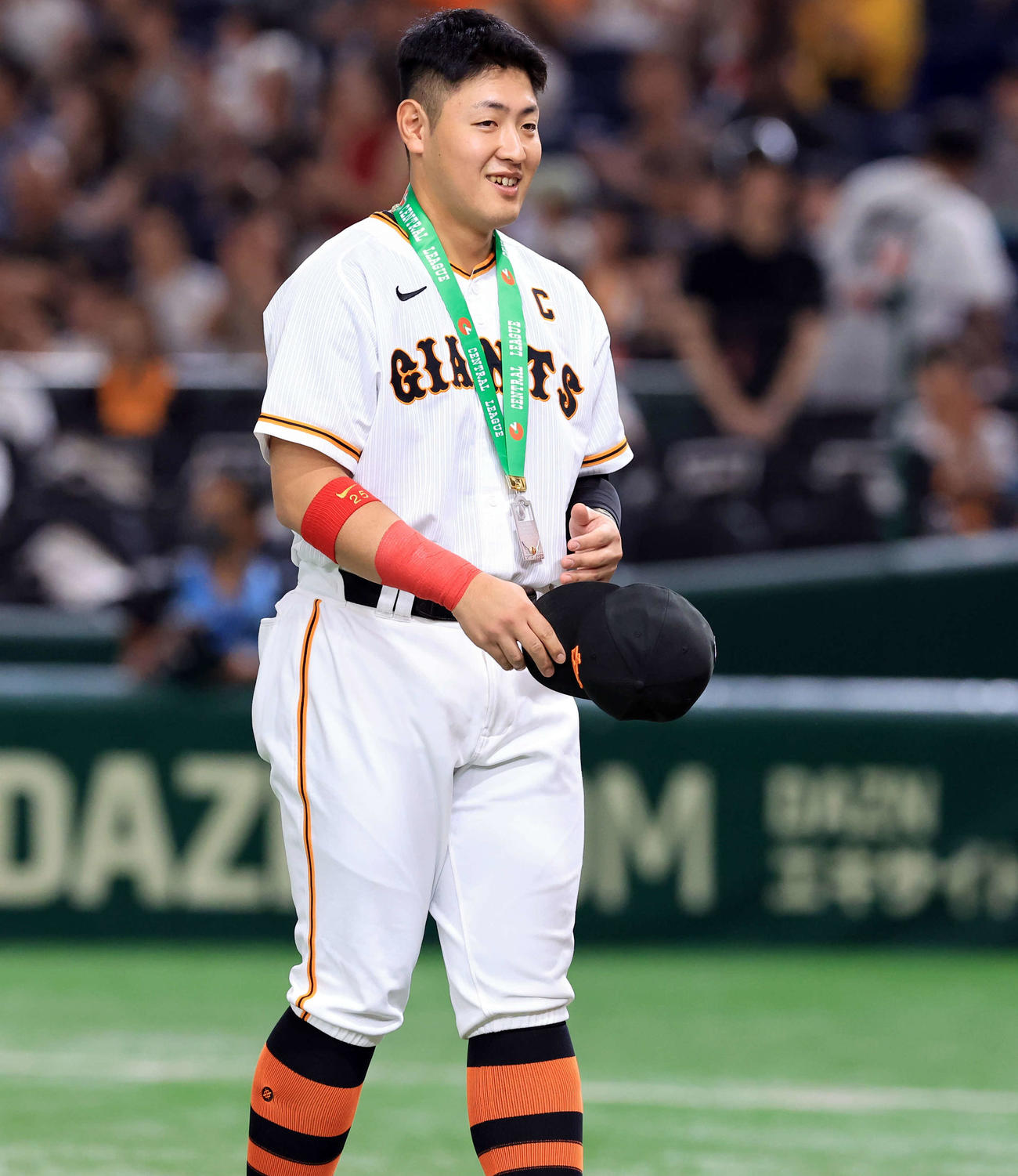 巨人対ヤクルト　通算200本塁打達成の表彰で、笑顔を見せる巨人岡本和（撮影・浅見桂子）