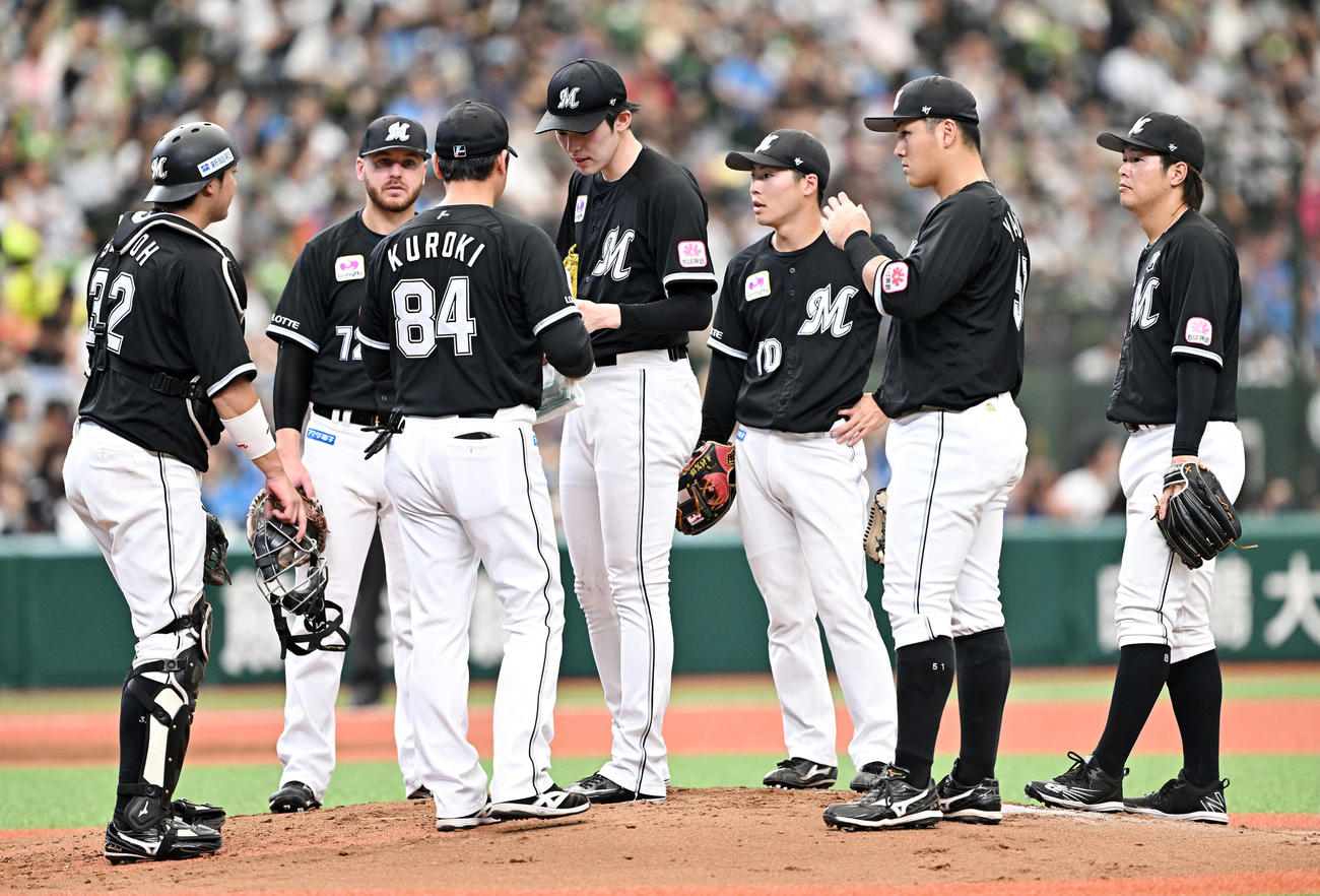 西武対ロッテ　3回裏、ピンチにマウンドのロッテ佐々木朗（中央）のもとに集まる選手たち（撮影・滝沢徹郎）