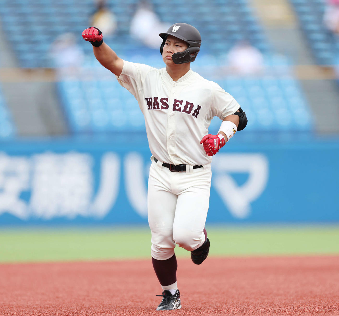 早大対東大　6回表早大1死一塁、左越え逆転2点本塁打を放ち、ガッツポーズする島川（撮影・宮地輝）